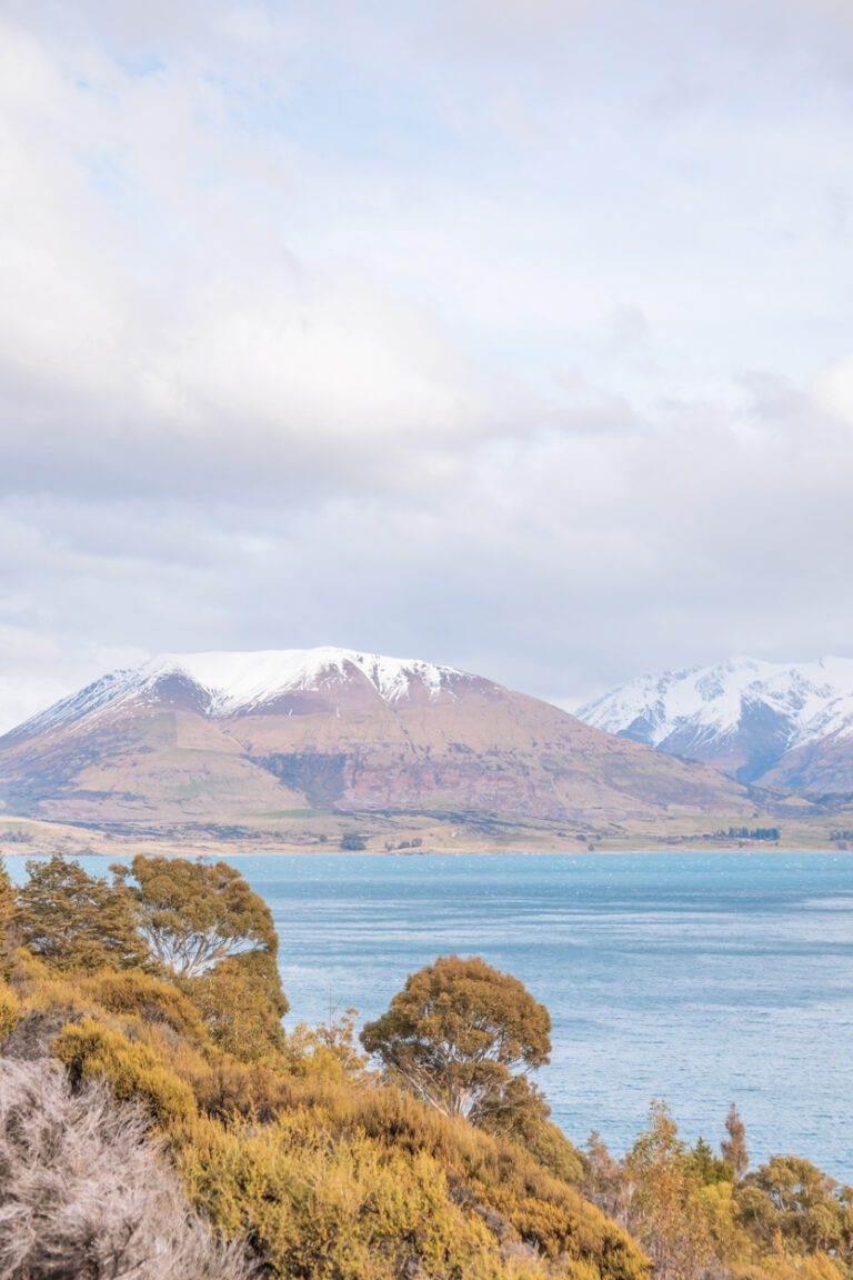 landscape of lake wakatipu and surrounding mountains