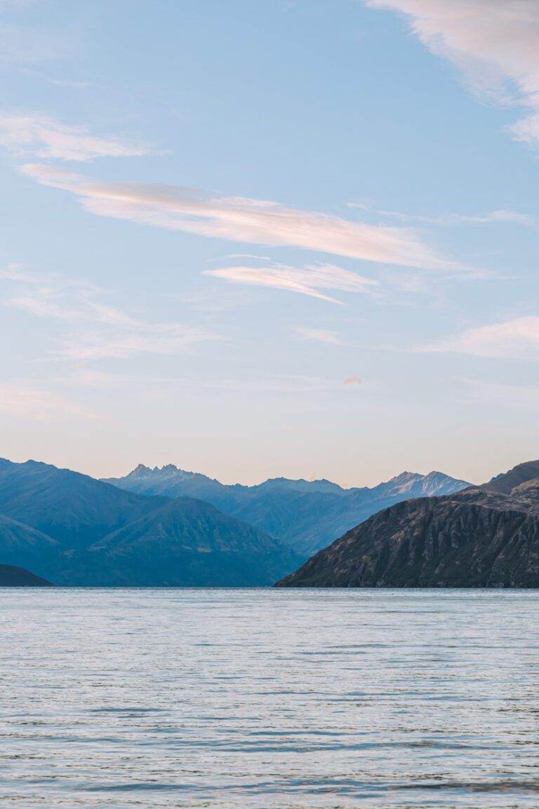 lake wanaka at sunset