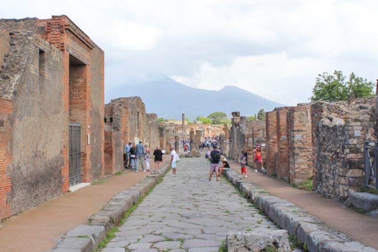 crowds at pompeii ruins