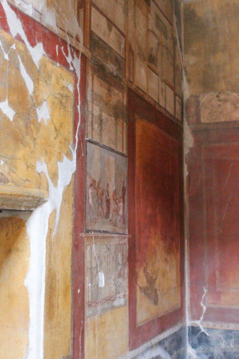 paint interior in pompeii ruins