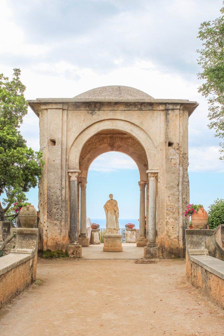 villa cimbrone statue and view