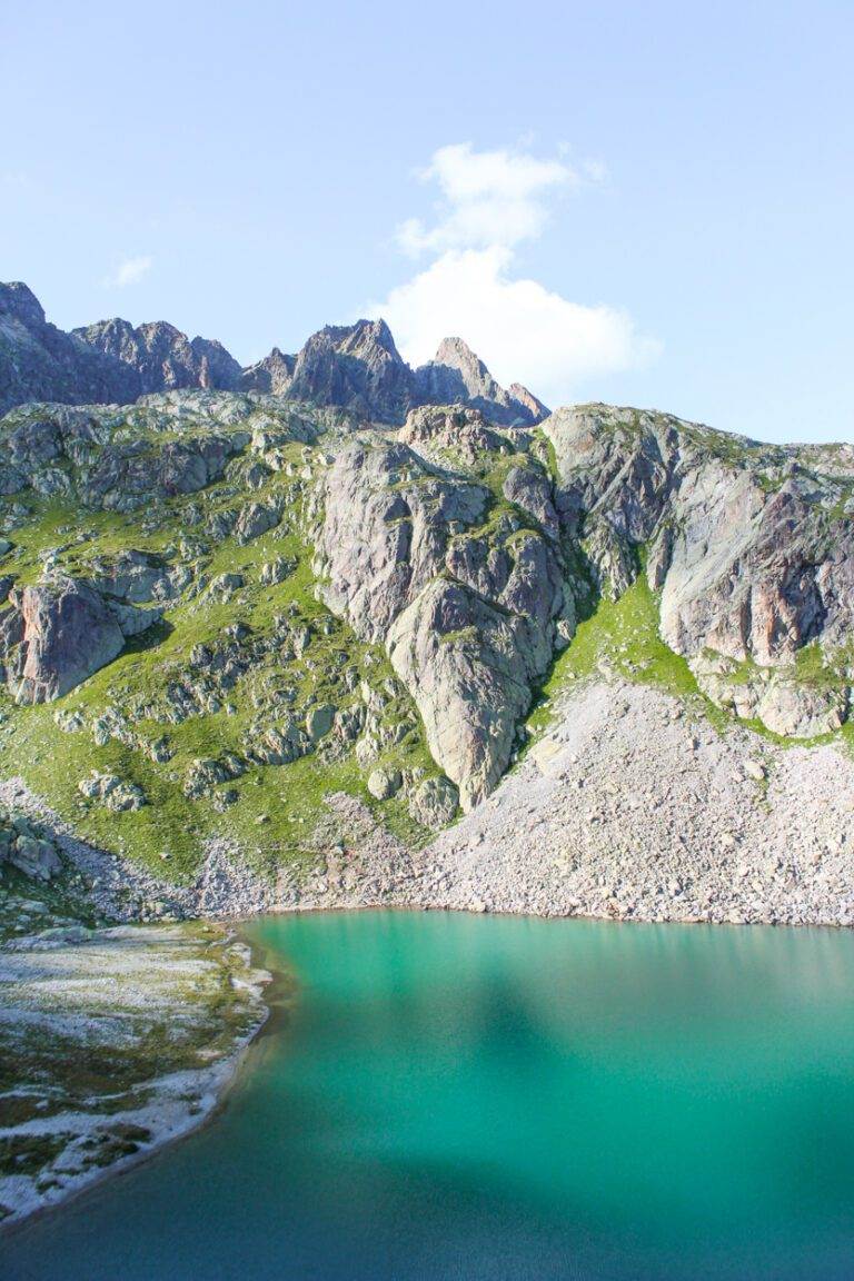 lac blanc and surrounding mountains