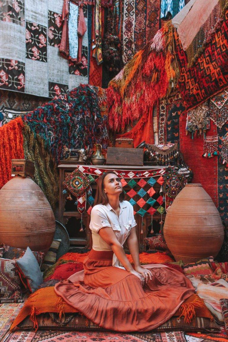 girl sitting at galerie ikman cappadocia