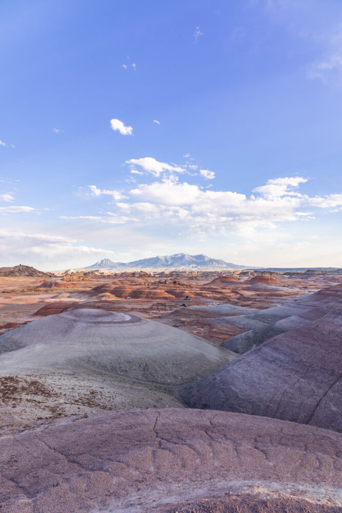 Read more about the article EXPLORE BENTONITE HILLS: A GUIDE TO UTAH’S MARS-LIKE LANDSCAPE