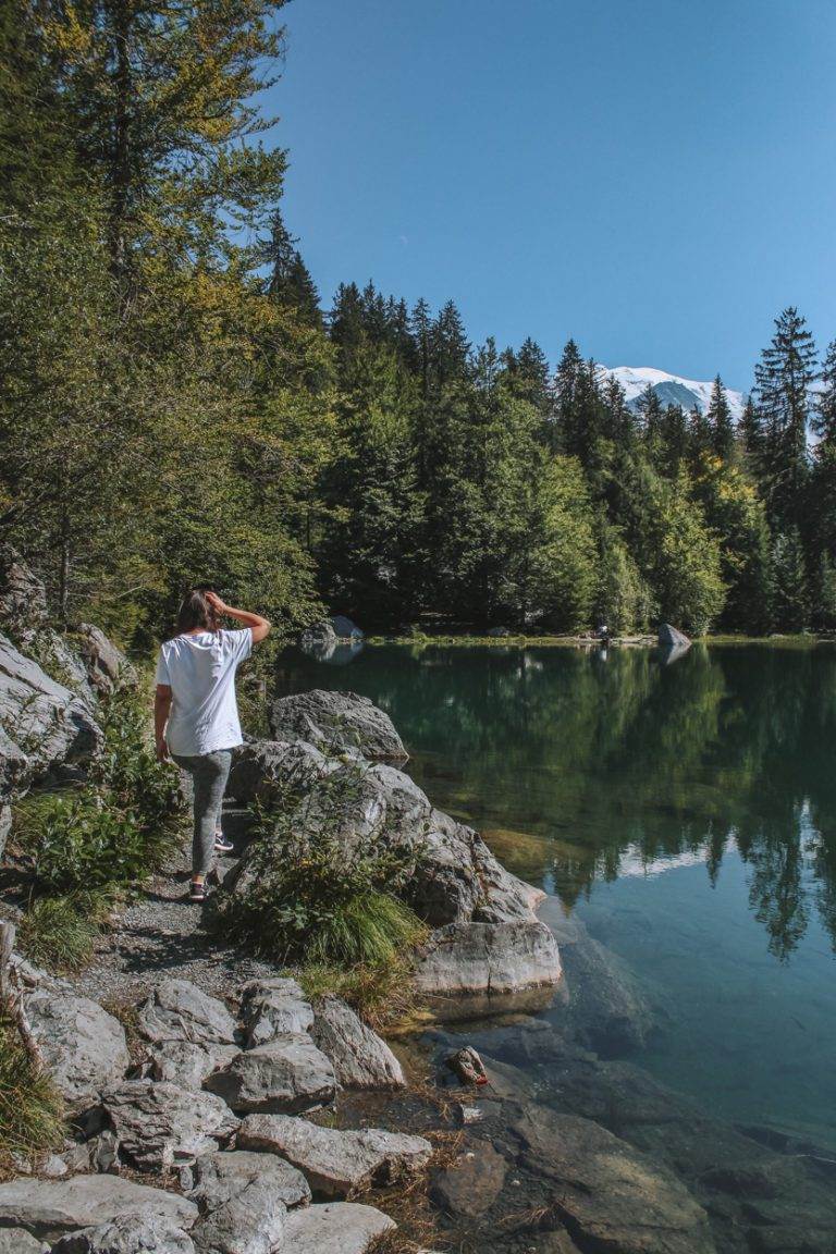 girl walking lac vert chamonix